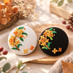 手刺繍＊キンモクセイのくるみボタン 【ブローチ/ヘアゴム】秋冬コーデに彩りを♡ ホワイト/ブラック　ボタニカル　敬老の日のギフトにも｜金木犀｜オレンジ小花