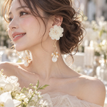 花嫁様にも💕大ぶりホワイトフラワーとガラスドームのピアス、イヤリング