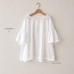 エンブロイダリーレース　コットンのゆったり大人可愛いギャザーブラウス　白　embroidery lace cotton gethered blouse 