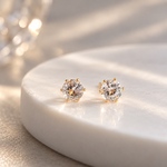 【洗練された輝き】ホワイトトパーズの一粒ピアス つけっぱなしOK！４ｍｍ　サージカルステンレス　金属アレルギー対応　11月　誕生石　天然石　誕生日プレゼント　クリスマスギフト