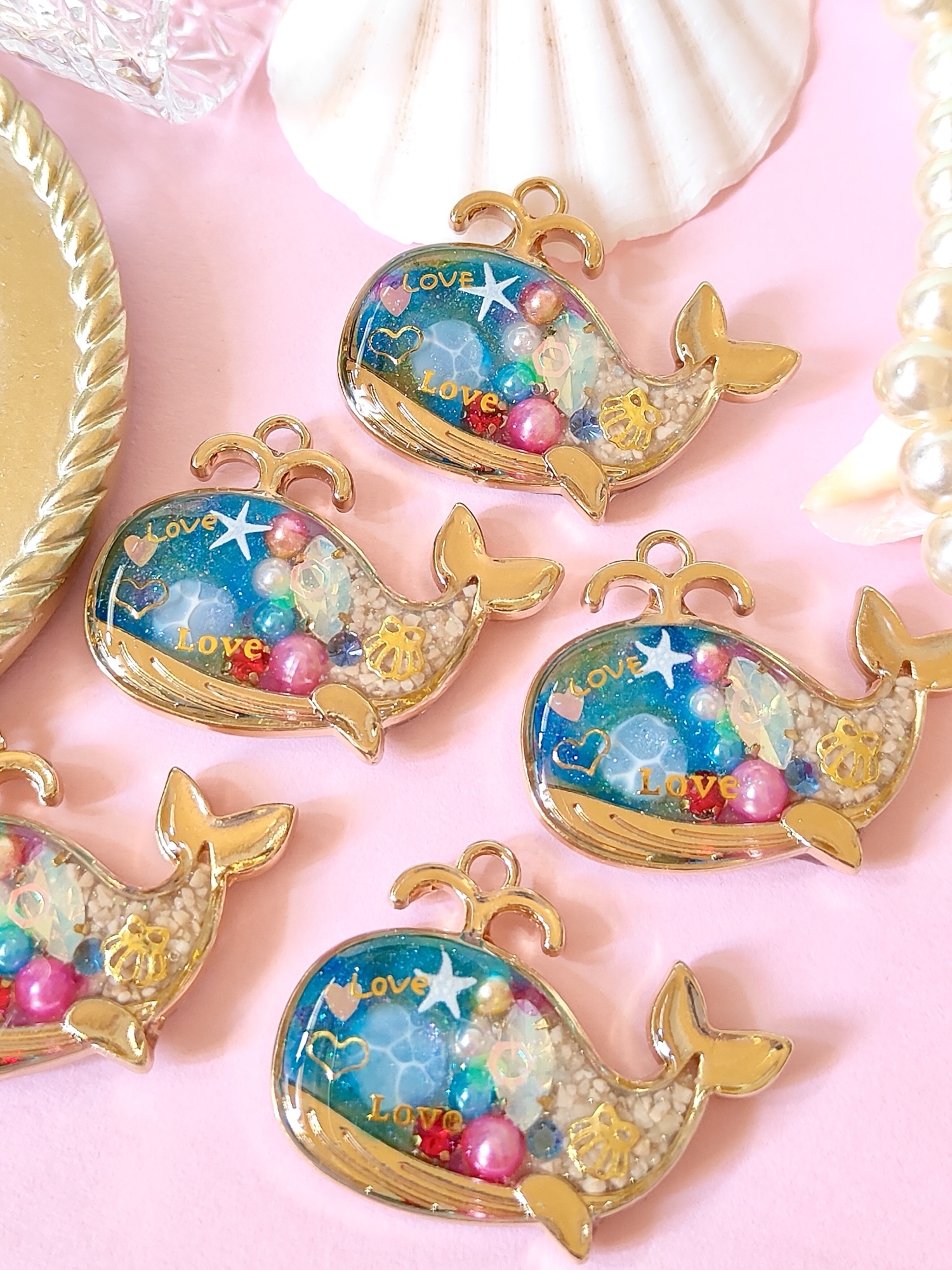 ②BM宝石くじら キーホルダー レジン 青 水面 - ココロときめく