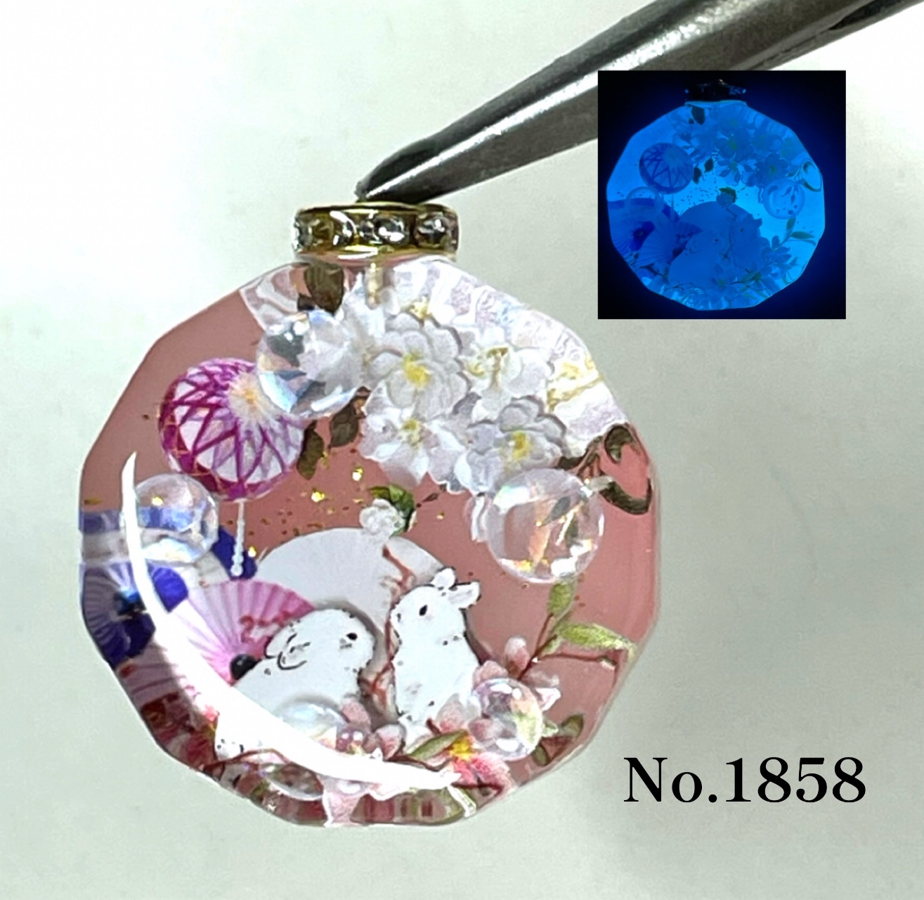 レジン/山茶花とうさぎ 和傘 蓄光 オルゴナイトネックレス