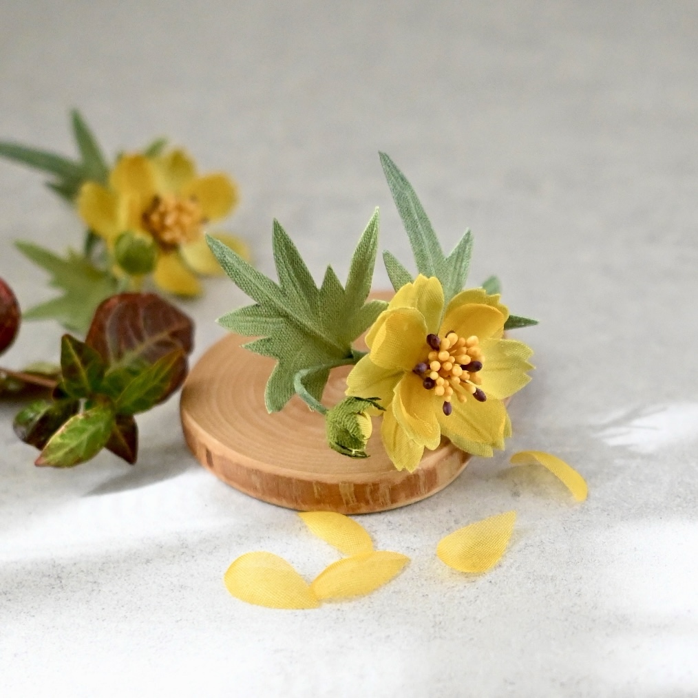 布花🌿幸せを運んでくれるてんとう虫を乗せたクローバーのブローチ