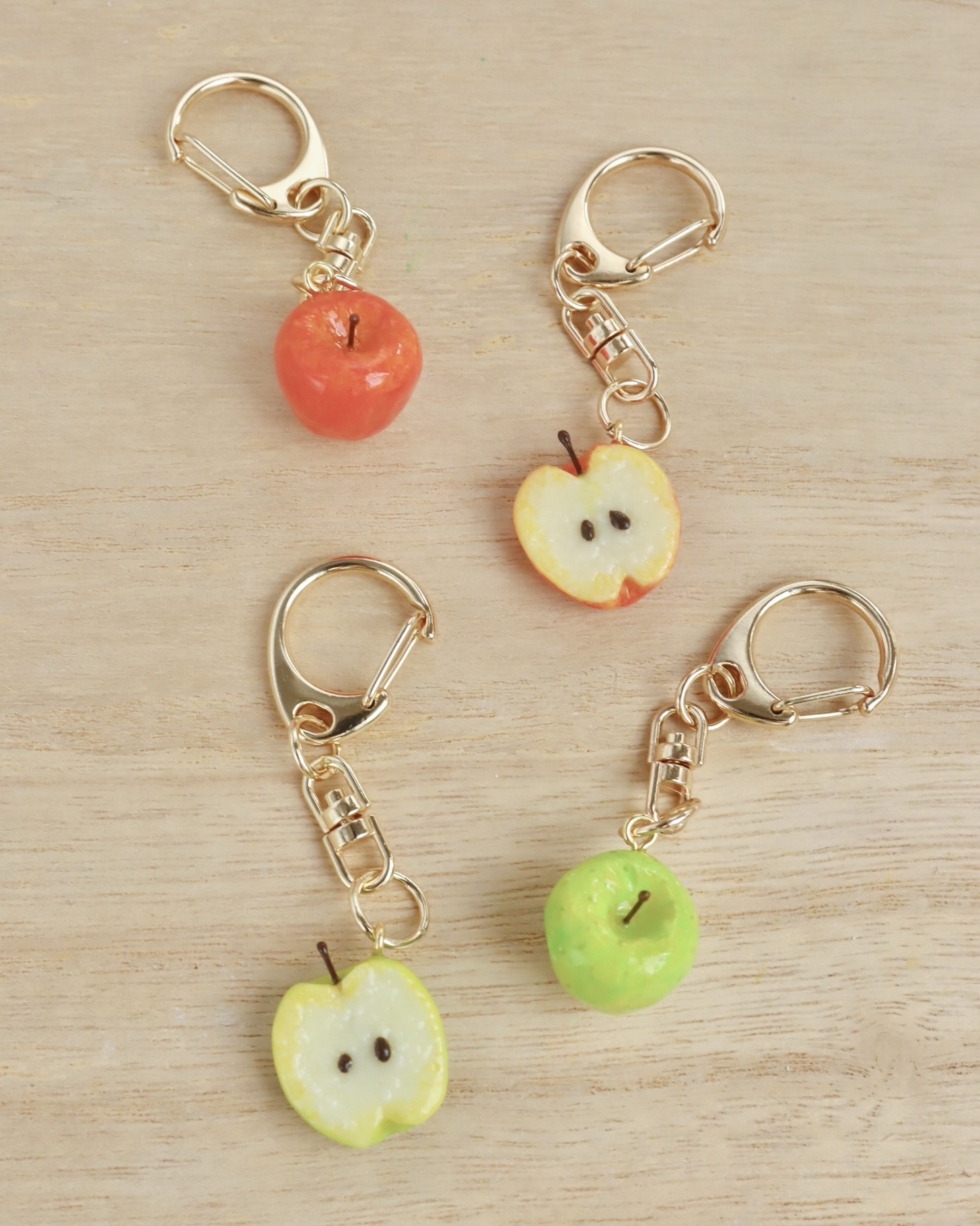 選べる金具】りんごキーホルダーorめじるしアクセサリー - 日なたの窓