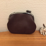 こげ茶色レザーのペタンコてのひらがま