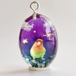 コザクラインコと青空のレジンアクセサリー｜ネックレス・チャーム｜一点物 (コザクラインコモチーフのシリーズ)