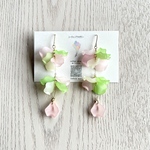 【 💚🩷 】ペアカラーの揺れる花びらピアス💐