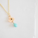 サーモンピンクアネモネ　チェコグリーンアクア　ネックレス