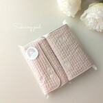 ヌビ生地マーガレットの刺繍のよだれカバー サッキングパッド 抱っこ紐カバー おしゃれ くすみカラー 出産祝い スタイ