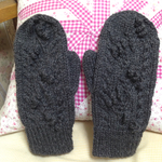 WINTERSALE☆ほっこりアラン模様の手編みミトン チャコールグレー