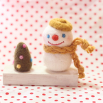 黄色の帽子の雪だるま