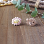 くまさんとピンクマーガレット　手刺繍ピアス