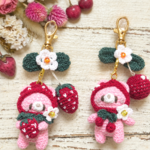 苺とさくらんぼ帽子のくまちゃんのあみぐるみキーホルダー（赤い実）☆送料無料*編みぐるみ*春雑貨*編みいちご