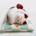 まんまる猫（紫水玉・サイコロ座布団）