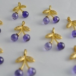 アクセサリーパーツ チャーム さくらんぼ 石付 金 パープル ３個 22mm[4582434316477] 