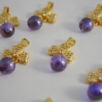 アクセサリーパーツ チャーム リボン 石付 金 パープル ３個 23mm[4582434316262]