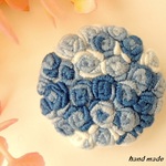 エレガントな青い薔薇　くるみボタン刺繍ブローチ