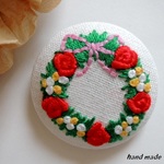 赤い薔薇のクリスマスリース　くるみボタン刺繍ブローチ