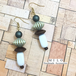レトロビーズとグリーンマットパールのピアス/イヤリング