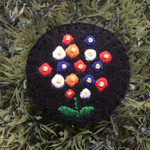 カラフル小花の刺繍ブローチ
