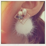 ミンクボールとレジンフレームのピアス