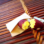焼き芋のイヤホンピアス