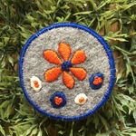 オレンジのお花の刺繍ブローチ