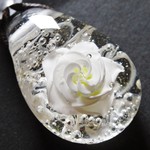 《クリスタルローズ》　ガラス　とんぼ玉　ペンダント　薔薇 