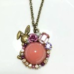 大きめビジューとアメシスト色ビジューがエレガント♪ピンクの珠が可愛らしい★ぴょっこりうさぎ アンティークネックレス たまご 薔薇 金古美 レジン パール ビジュー 送料無料 