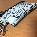小：リールキーポーチ ラミネート エプロン白熊ン。モノクロ。