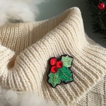 🎄ヒイラギの手刺繍きらきらブローチ✩