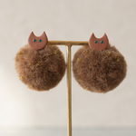 猫とpompomのピアス/イヤリング（茶）