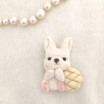 メロンパンとくっついたフレンチブルドッグさんのブローチ