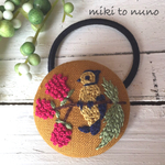 刺繍のヘアゴム ラズベリー（マスタード）