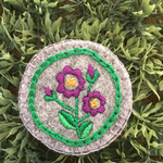 紫のお花の刺繍ブローチ