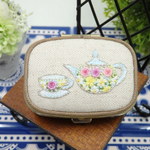 花刺繍のアクセサリーケース　角型　(ティータイム）