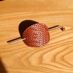 イタリアンレザーのかんざしバレッタ(マジェステ）型押brown