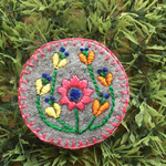 カラフルなお花の刺繍ブローチ