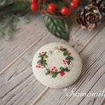 クリスマスリースの刺繍ブローチ・a