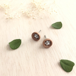 木のお花ピアス(ケシ)