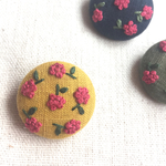 手刺繍りんごくるみボタンブローチ