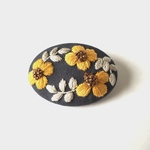 月の花 刺繍ブローチ イエロー