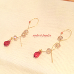 流れるワインの変形フープピアス