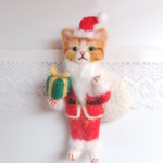 サンタ猫ブローチ　茶トラ☆羊毛フェルト
