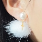 2wayコットンパール 🎵小さなクロス 白いファー付きイヤリング❤ クリスマス