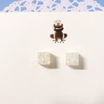 ホワイトパールを閉じ込めた小さなキューブピアス❗️
