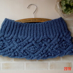 モスコバルトブルー色のガーター＆アラン模様のCowl Neck Warmer 