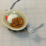 ポークカレーのストラップ（グラス付き）