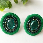 再販しました。♡まんまるいビーズ刺繍イヤリング（グリーン）