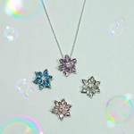透き通る花のネックレス